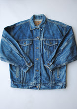 Load image into Gallery viewer, Medium Wash Levi’s Jean Jacket, L-XL
