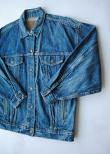 Load image into Gallery viewer, Medium Wash Levi’s Jean Jacket, L-XL
